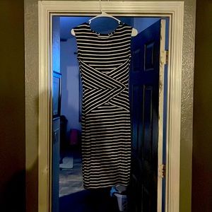 Cute black and white dress. Thin material so it’s great for summer. So cute on!